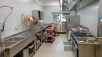 Čeprav so osnovne   šole  za pouk zaprte, v kuhinjah pripravljajo 
kosila za učence s subvencionirano prehrano. Oddajo jih  v paketih 
po načelu “take away” oziroma “vzemi s sabo”.  