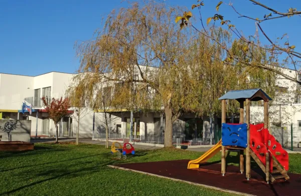 

Vrtec Sežana v 12 enotah obiskuje 1054 otrok. Njihovi starši bodo 
za oskrbnino plačevali več, a se morajo z novimi cenami strinjati 
tudi občinski sveti.  