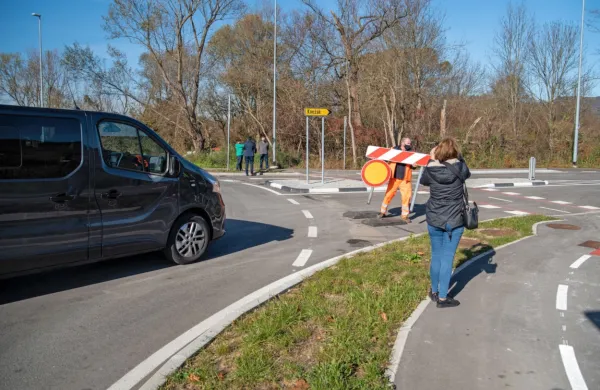 Tako so včeraj pol leta po dokončanju “tankovske” ceste z nje 
odstranili ovire in po njej dovolili promet.