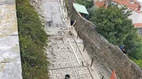 Namesto lukenj znova kamen