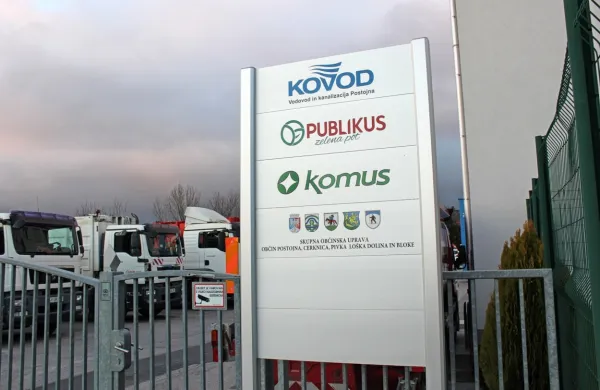 Podjetje Komus, ki ima sedež v poslovni coni na Jeršicah, je kljub 
težkim časom po izgubi koncesije preživelo in posluje naprej.