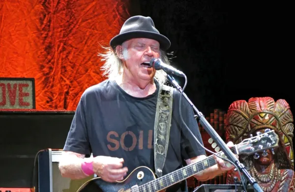 Legendarni kanadski pevec, kitarist in tekstopisec Neil Young 
danes praznuje 75 let.
