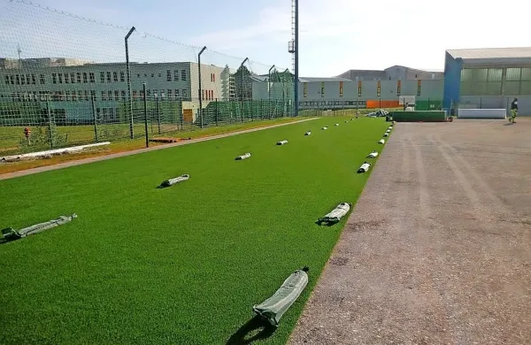 Igrišče v športnem centru dobiva novo in visoko kakovostno 
umetno travo.