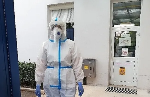 Barbara Blaževič pred vstopom v sivo cono covid oddelka v 
sežanski bolnišnici.