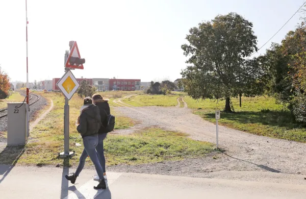 Eta Invest bo na zahodnem delu travnika med obrtno cono in Potjo na Breg začela graditi prve  hiše 
bodoče soseske Soške vile, ob železnici pa bo občina uredila makadamsko povezovalno cesto. 