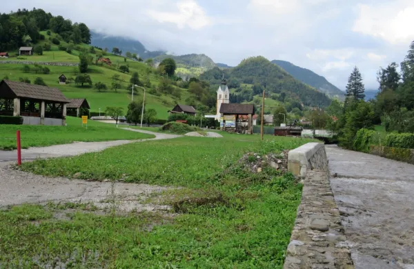 Svetniki so odstranili ovire pred gradnjo trgovskega centra ob potoku Cerknica. So pa zavrnili predlagani komunalni prispevek in 
preložili odločanje o nadomestilu za uporabo stavbnega zemljišča. In s tem občini “odrezali” zajeten del prihodkov. 