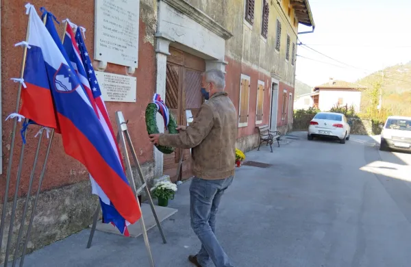 Včeraj ob 11. uri je venec k spomeniku padalcem položil komenski 
župan Erik Modic.