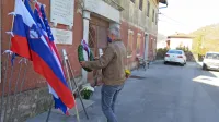 Včeraj ob 11. uri je venec k spomeniku padalcem položil komenski 
župan Erik Modic.