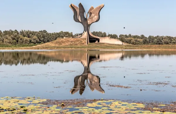 Eden najbolj znanih spomenikov je hrvaški Jasenovac  Bogdana Bogdanovića iz leta 1965. 