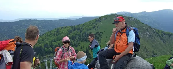 Jože Dakskobler na sedem ton težki kupoli opazovalnice na 
Lajnarju, ki so jo Italijani  z vlečnim traktorjem in tirnicami spravili  
več kot tisoč metrov visoko. 