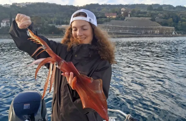 Lov na lignje je za športne ribiče   tudi sprostitev v času koronskih 
omejitev.   