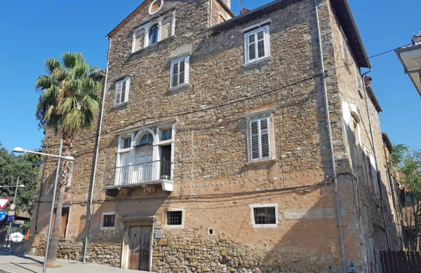  V palači De Belli od konca leta 2015, ko je stanovanjski sklad objekt vrnil občini, ne živi več nihče.