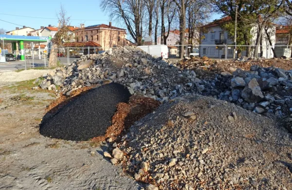 Material, ki so ga začasno odložili sredi Divače, bodo kmalu 
odpeljali. 