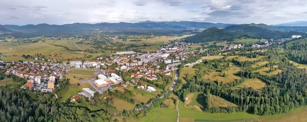 Panorama pivške kotline, levo mesto Pivka