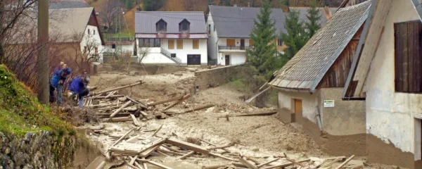 Blato je zalilo zgornji del vasi, šest domov je  uničilo, 23 stavb je poškodovalo, sedem ljudi je izgubilo življenje. 
