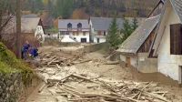 Blato je zalilo zgornji del vasi, šest domov je  uničilo, 23 stavb je poškodovalo, sedem ljudi je izgubilo življenje. 