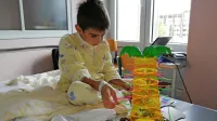 Odslej bodo za sobivanje v bolnišnici (fotografija je simbolična)  
plačali samo starši otrok, starih 15 let ali več. 
