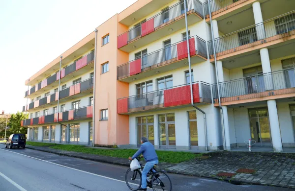 Če bo družba Dom upravljanje pridobila koncesijo, bo, tako 
napovedujejo, v že v vrsto let praznem socialnem centru uredila 
dom starejših s 150 posteljami.