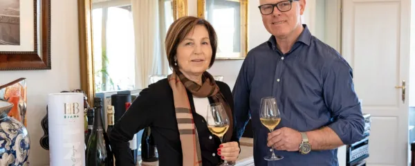 Pred sedmimi leti sta se zakonca Sirk odločila, da bosta vina 
posredovala na velikansko ocenjevanje britanske revije Decanter. 
V minulih letih so na njem zanje prejeli sedem zlatih priznanj in 
štiri platinasta.
