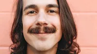 Movember - gibanje in ozaveščanje o raku  na prostati, simbolično 
zaznamujejo brki. 