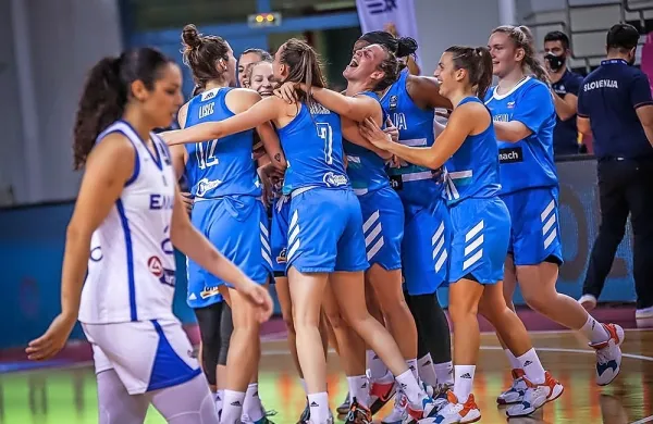 Veselje slovenskih košarkaric po zmagi proti Grčiji, ki jim prinaša 
nastop na eurobasketu.