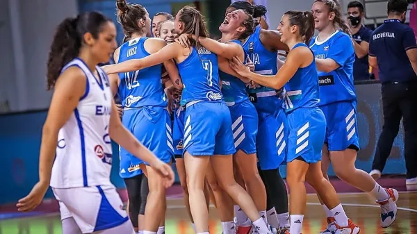 Veselje slovenskih košarkaric po zmagi proti Grčiji, ki jim prinaša 
nastop na eurobasketu.