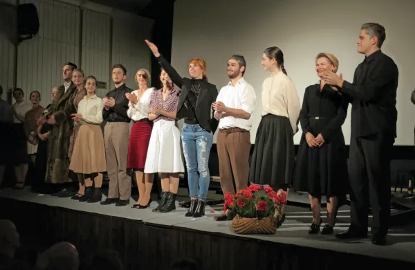 Igralci in režiserka Ana Kržišnik Blažica (z dvignjeno roko) po  
lanski premieri predstave, navdihnjene z Linhartovo veseloigro. 