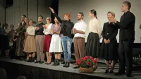 Igralci in režiserka Ana Kržišnik Blažica (z dvignjeno roko) po  
lanski premieri predstave, navdihnjene z Linhartovo veseloigro. 