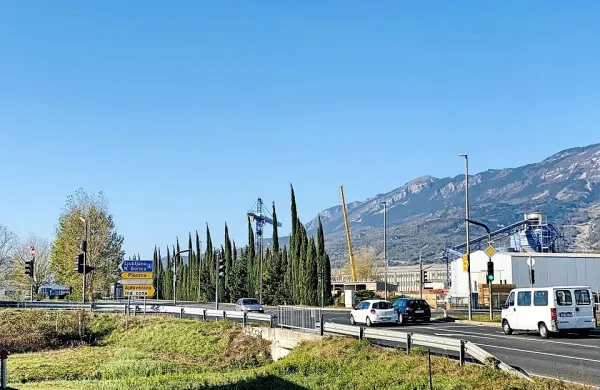 Krožišča ne bo,  križišče bodo nadgradili z desnimi zavijalnimi 
pasovi.