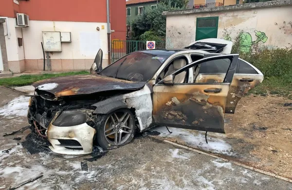 V Luciji, za avtobusnim postajališčem in tamkajšnjo gostilno, je v 
soboto dopoldne zagorel bel mercedes. (Foto: PU Koper)