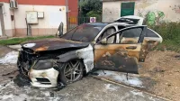 V Luciji, za avtobusnim postajališčem in tamkajšnjo gostilno, je v 
soboto dopoldne zagorel bel mercedes. (Foto: PU Koper)