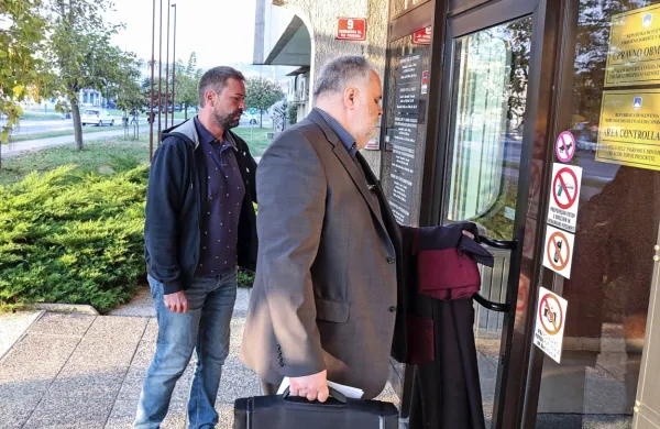 Sebastjan Kokl (levo) in njegov zagovornik Bojan Pečnik pred 
dvema letoma, ko sta prišla na predobravnavni narok