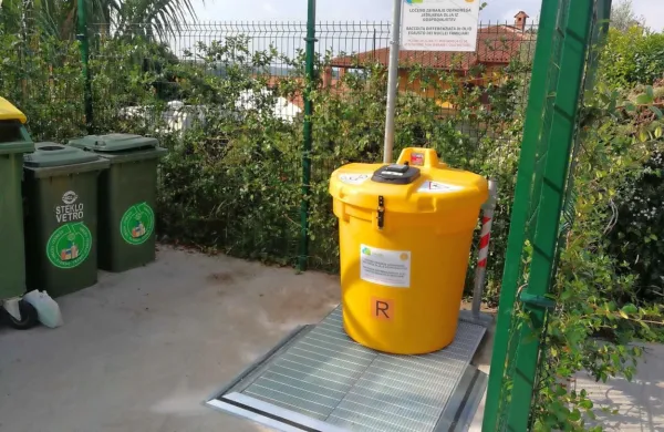 V občini Piran so minule dni prvi zbiralnik za odpadno olje     postavili  na ekološki otok na Vojkovi ulici. 