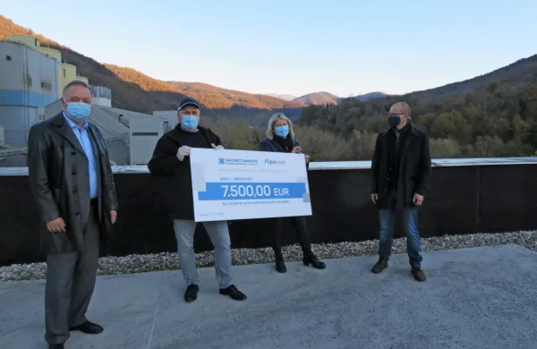 Sredstva za donacijo Društvu obolelih zaradi azbesta v višini 7.500 
evrov so zagotovili predstavniki lastnikov ter poslovodstvo družb 
Wietersdorfer Alpacem in Salonit Anhovo.