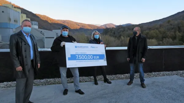 Sredstva za donacijo Društvu obolelih zaradi azbesta v višini 7.500 
evrov so zagotovili predstavniki lastnikov ter poslovodstvo družb 
Wietersdorfer Alpacem in Salonit Anhovo.