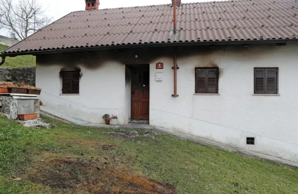 Zunanjost hiše, v kateri je zagorelo, skoraj ni poškodovana, 
pritličje v notranjosti pa je pogorelo. 