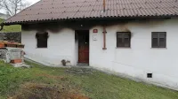 Zunanjost hiše, v kateri je zagorelo, skoraj ni poškodovana, 
pritličje v notranjosti pa je pogorelo. 