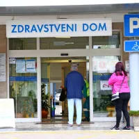 Visoki izplačili v zdravstvenem domu so dvignili prah. Glavnina od 
24.000 evrov (bruto), kolikor je šlo avgusta za direktorico, pa so 
dodatki za tri mesece dela v epidemiji in uspešnost za lani. 