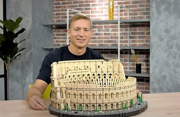  Rok Žgalin Kobe je zasnoval repliko rimskega Koloseja za navdušence lego kock.  