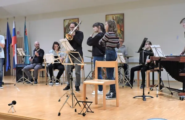 Jazz komorno skupino Glasbene šole Tolmin bo drevi slišati tudi v oddaji Radia Koper Glasbeni abonma. 
