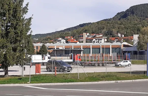 Poslovna stavba s skladiščem bo še čakala na novega kupca.
