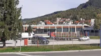 Poslovna stavba s skladiščem bo še čakala na novega kupca.