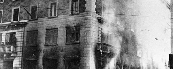 Ogenj je najprej zajel pritličje z restavracijo. V Čitalnici v prvem 
nadstropju pa je bil očitno tudi podtaknjen ogenj, kar je videti po 
ognju na oknih. Na balkonu (levo) so bili še vedno obiskovalci.