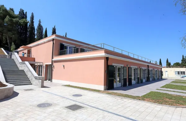  V Vili Pacug so  nastanili približno dvajset  okuženih pacientov iz 
Doma upokojencev Izola.