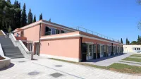  V Vili Pacug so  nastanili približno dvajset  okuženih pacientov iz 
Doma upokojencev Izola.