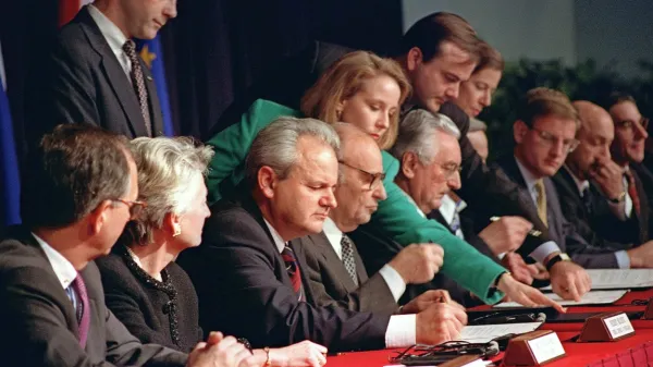 V sredini fotografije so ključni akterji vojne v Bosni in Hercegovini: Milošević, Izetbegović in Tudjman 
(z leve), ki so v ZDA na današnji dan pred 25 leti parafirali mirovni sporazum.