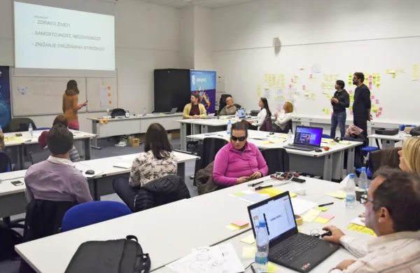 Slepi in slabovidni so se na delavnicah v Primorskem tehnološkem parku, po pojavu covid-19 pa prek 
spleta, učili podjetnosti.