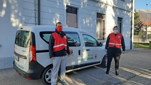 V tolminski občini, kjer za prevoze starejših skrbi Rdeči Križ, so se zelo razveselili dodatnega vozila.  