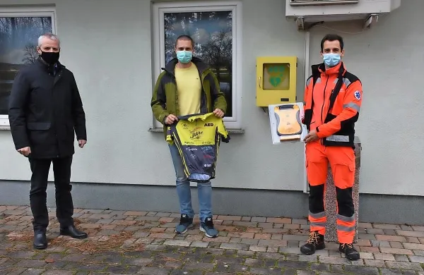 Defibrilatorje bi jim skoraj speljal goljuf