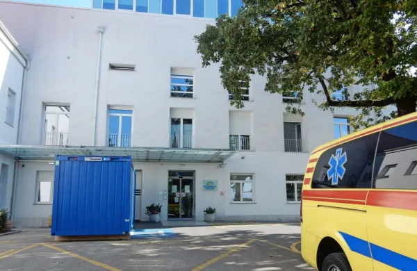 V sežanski bolnišnici je bilo včeraj dopoldne 44 bolnikov s 
covidom-19.